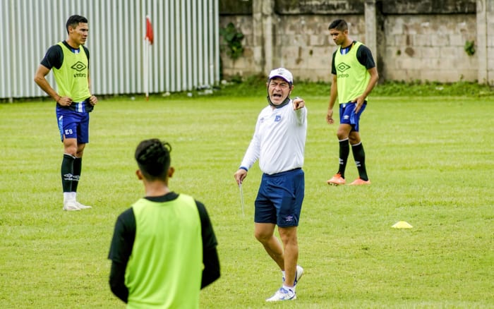 Former U.S. international Hugo Perez coaches El Salvador